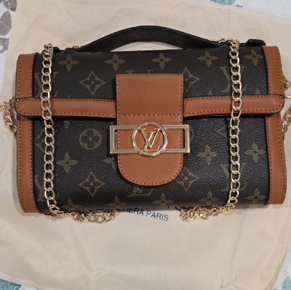 Elegant Brown Crossbody Bag with Chain Strap - Picture 5 of 5